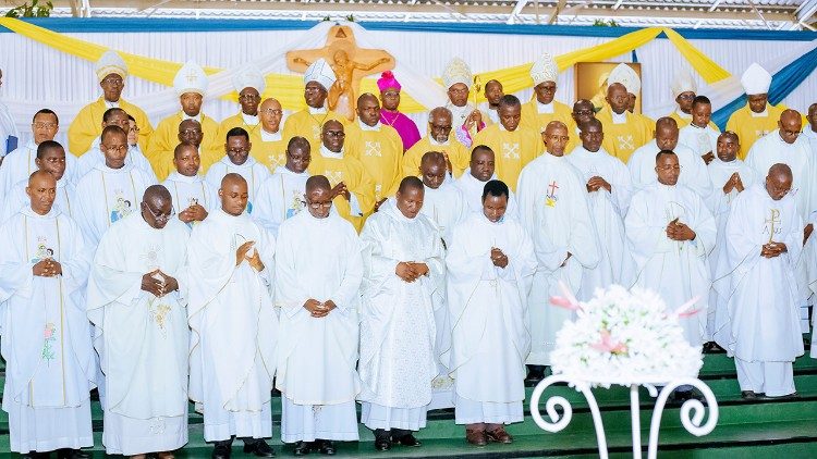 Photos des évêques et prêtres ayant concélebré l'eucharistie. 