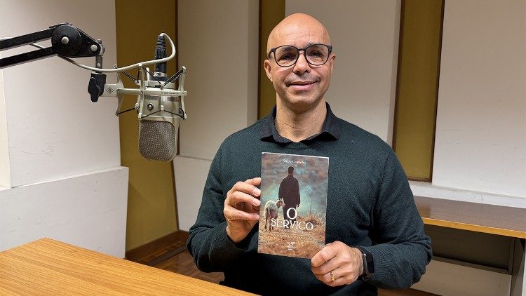 Sérgio Coutinho com o seu livro: "O serviço da autoridade. Minha experiência como leigo"