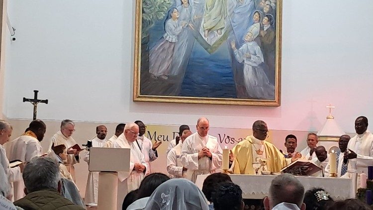 Arcibiskup Okolo při mši svat&eacute; ve fatimsk&eacute;m farn&iacute;m kostele