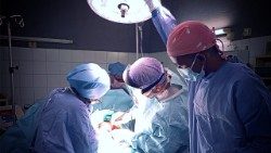 Médicos operando