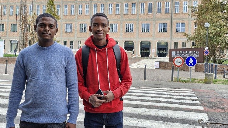 Il dottor Charelson Razavanah e l'infermiere Yves Mahitsy all'Arcispedale Santa Maria nuova di Reggio Emilia