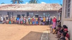  Pazienti in attesa dell'accettazione all'ospedale di Ampasimanjeva, in Madagascar