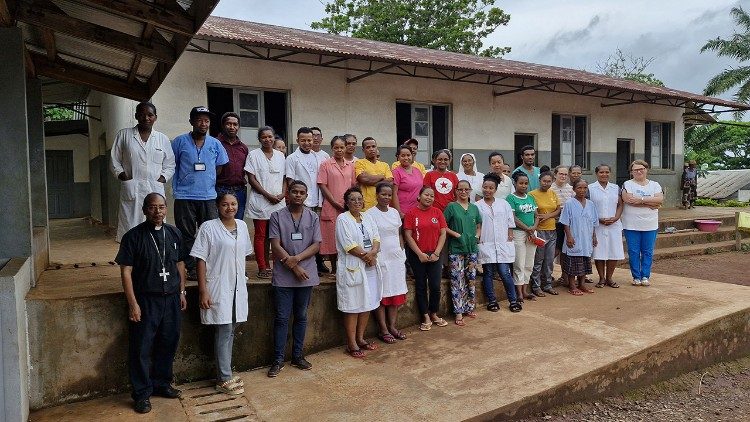 Personale della Fondation Medicale di Ampasimanjeva con il vescovo di Fianarantsoa, monsignor Fulgence Rabemahafaly, in visita all'ospedale