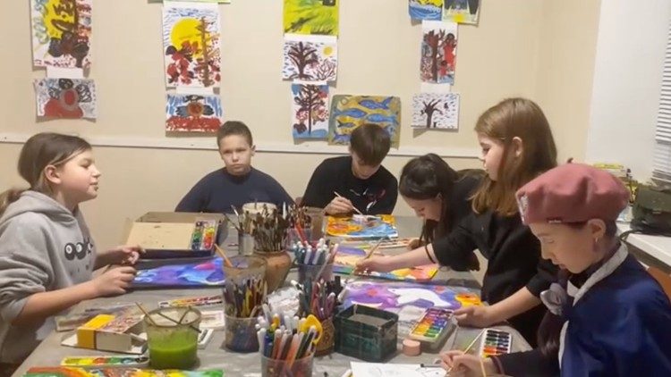 Дети из Днепра во время творческого занятия