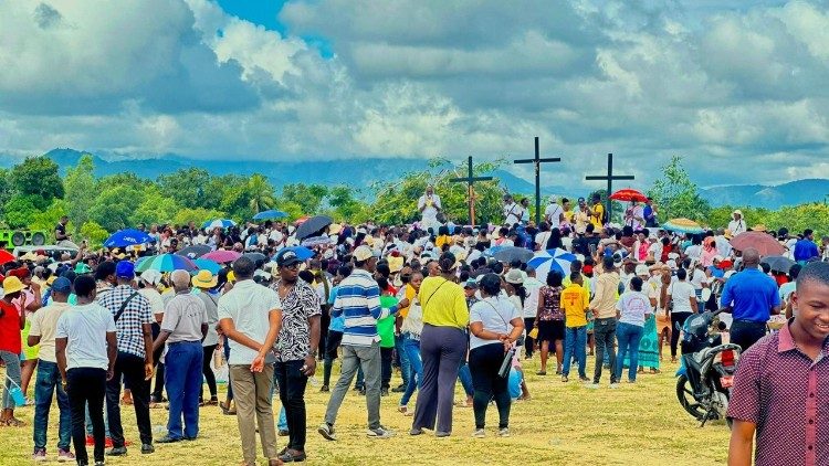 Quelques fid&egrave;les chr&eacute;tiens ha&iuml;tiens 