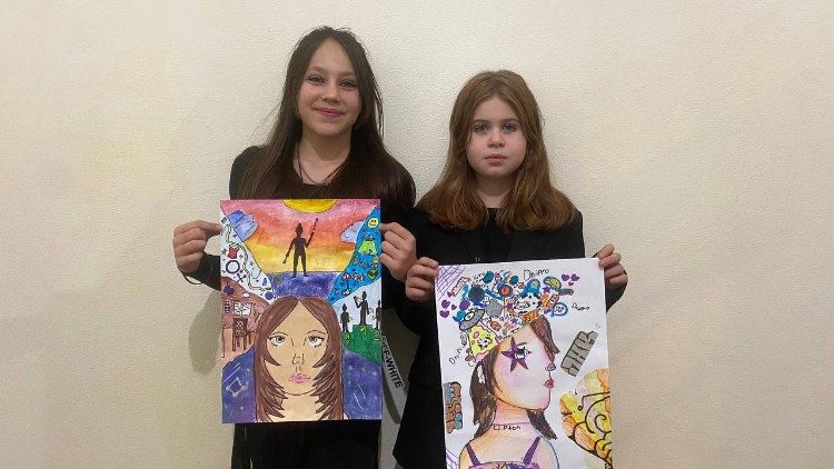 Bambine di Dnipro con i loro disegni