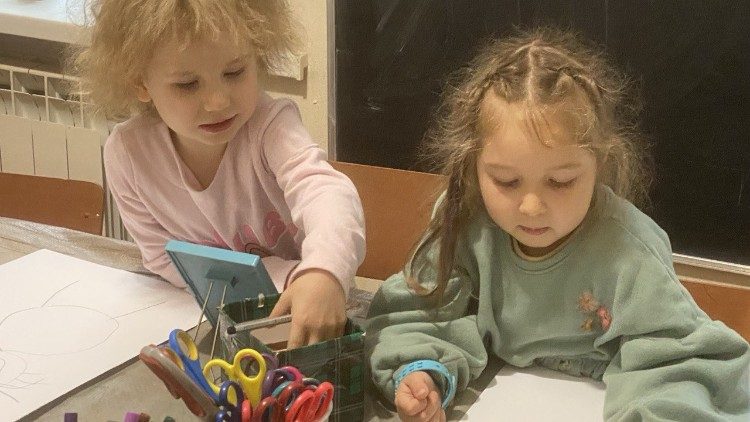 Діти під час заняття в центрі комплексного творчого розвитку 