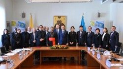 El cardenal Koovakad (centro) con la delegación de Kazajstán después de la mesa redonda sobre iniciativas interreligiosas en el país asiático. 