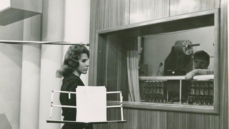 Ornella Vanoni in sala di registrazione negli studi Dischi Ricordi a Milano (1961)