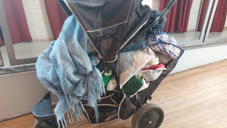 O carrinho de bebê carregado com cobertores e roupas