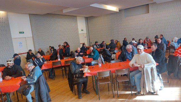 A sala onde se realizou o almoço dos pobres