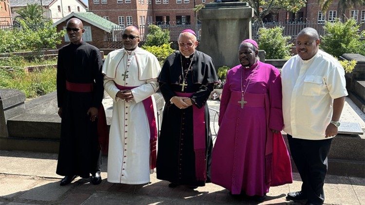 Ora&ccedil;&atilde;o solene junto ao t&uacute;mulo do Abade Francisco Pfanner