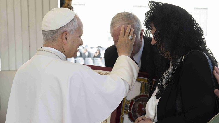 Leon XIV udziela błogoslawieństwa przedstawiecielom uczelni