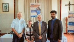 O bispo Dom Flávio Giovenale, da Diocese de Cruzeiro do Sul, com os representantes do Grupo UBEC - a superintendente de Educação Roberta Guedes, o presidente Ir. Paulo Fossatti e o vice-presidente Padre Anselmo. Foto:  Lucas Victor Gomes