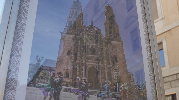 Inauguración muestra fotográfica en vía de la Conciliación