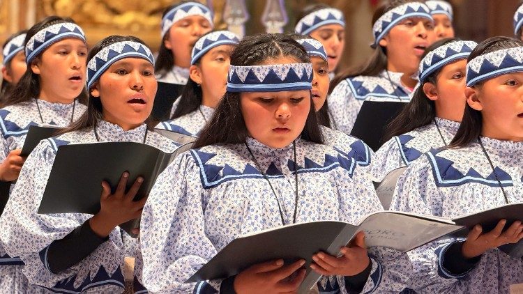 El coro de las ni&ntilde;as rar&aacute;muri