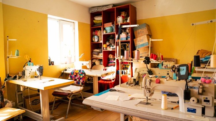 Lo scantinato in cui &egrave; stato allestito il laboratorio tessile