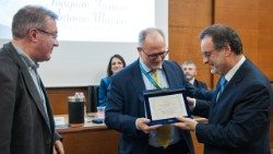 Antonio Marujo (esquerda) e Joaquim Franco (direita), recebendo o Prémio  "Giuseppe de Carli" pelo filme-documentário "A Lista do Padre Carreira" - Universidade Pontifícia Santa Croce,  Roma, 10/12/2025