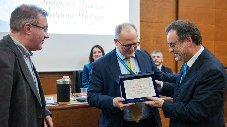 Antonio Marujo (esquerda) e Joaquim Franco (direita), recebendo o Prémio  "Giuseppe de Carli" pelo filme-documentário "A Lista do Padre Carreira" - Universidade Pontifícia Santa Croce,  Roma, 10/12/2025