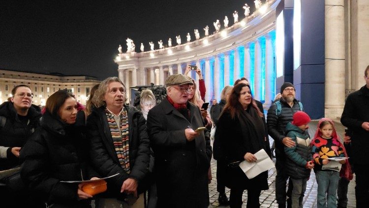 Velvyslanec Pavel Svoboda mezi krajany zp&iacute;v&aacute; koledy, 10. 12. 2025