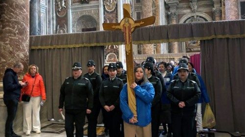 Acompañada de gendarmes y de agentes de pastoral carcelaria de Chile, Jeannette Zurita atravesó con fe la Puerta Santa de la Basílica de San Pedro cargando con la cruz del Jubileo.