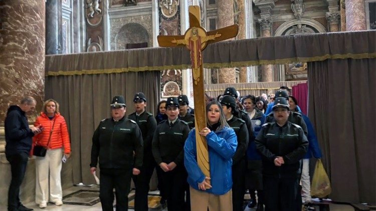 In Begleitung von Gendarmen und Seelsorgern aus chilenischen Gefängnissen schritt Jeannette Zurita mit dem Jubiläumskreuz durch die Heilige Pforte des Petersdoms