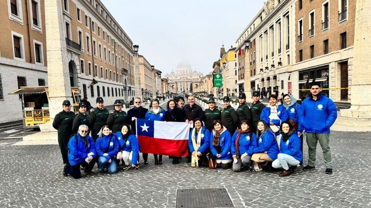 Begleitet von Schwester Nelly Le&oacute;n und Bischof Enrique Balzan feiert die chilenische Delegation der Gef&auml;ngnisseelsorge das Jubil&auml;um der H&auml;ftlinge