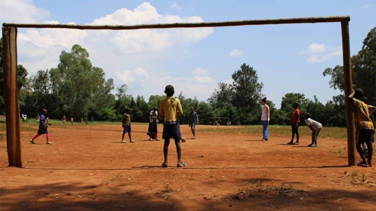 Guardando il gioco dei bambini in Repubblica Democratica del Congo