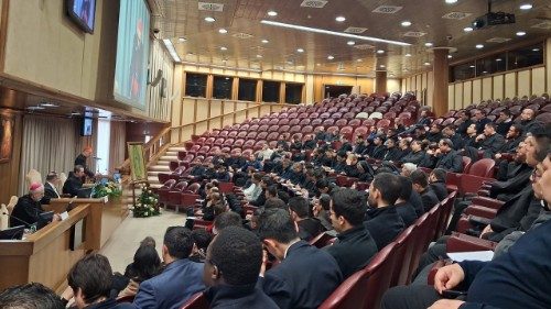 2025.12.12लैटिन अमेरिकी पुरोहितों, सेमिनरी के छात्रों, धर्मसंघियों और धर्मबहनों के लिए आयोजित एक मीटिंग वाटिकन में 