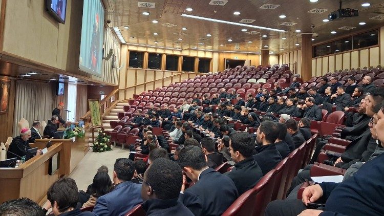 Sacerdotes, religiosos e seminaristas latino-americanos que vivem em Roma reunidos no Vaticano