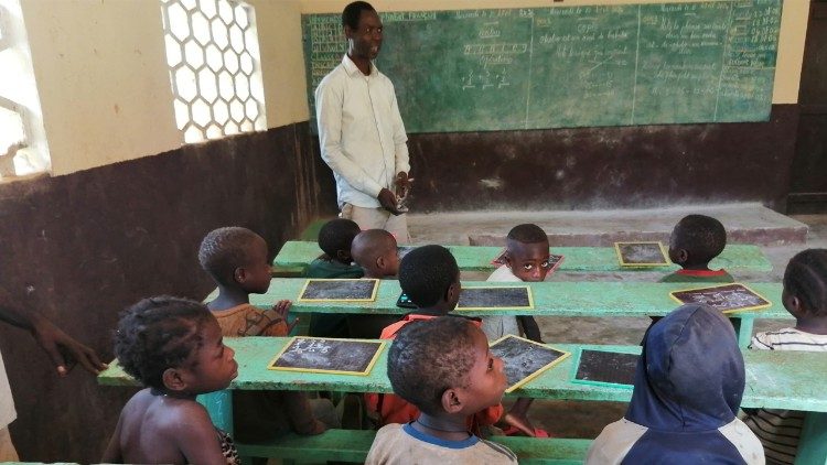 ‘’A escola cat&oacute;lica &eacute; um ambiente em que f&eacute;, cultura e vida se entrela&ccedil;am …' - Escola cat&oacute;lica na RCA