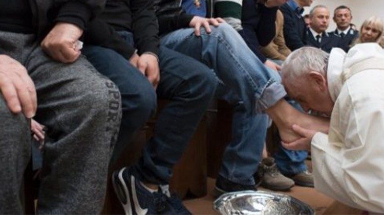 Il Papa lava i piedi ai detenuti del "Regina Coeli"
