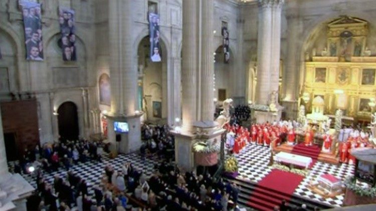 À esquerda, no alto, a imagem dos novos beatos