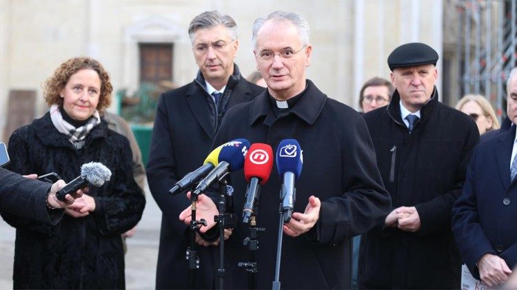 Nadbiskup Kutleša, premijer Plenković i ministrica Obuljen-Koržinek pred zagrebačkom katedralom (TUZGN)