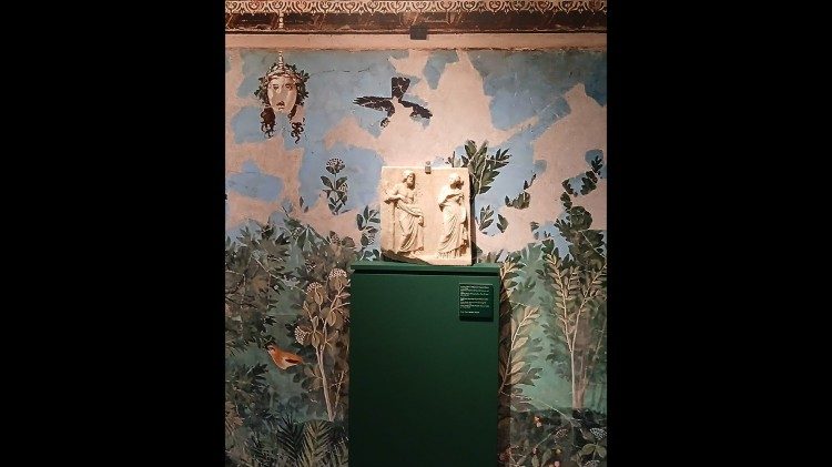 Una stele funeraria greca inserita in modo immersivo nella ricostruzione di un giardino romano.