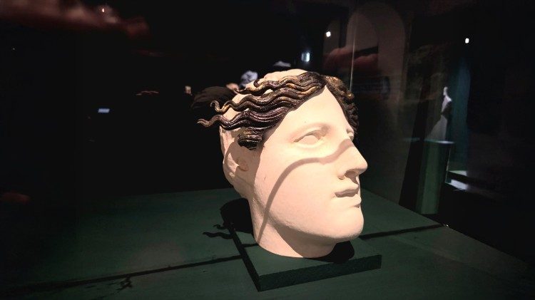 Frammenti di capigliatura, dall'area del tempio di Apollo Sosiano, bronzo con tracce di doratura, intorno al 450 a.C., Musei capitolini, Roma 