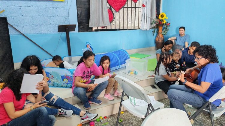 Ragazzi ed educatori del progetto dell'Opera di Nàzaret a Tegucigalpa