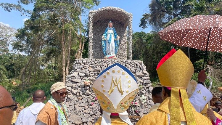 Grotte mariale du Sanctuaire Notre-Dame du C&eacute;nacle au Cameroun