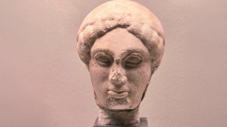 Testa di fanciulla (kore), dal Foro romano, trovata in un un pozzo  di et&agrave; repubblicana lungo la via Sacra, marmo bianco, forse pario, 460 a.C. ca