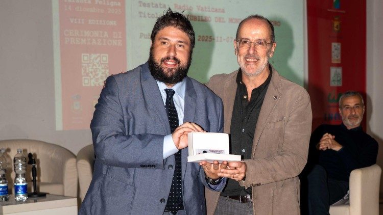 La consegna del premio da parte del sindaco di Taranta Peligna a Fabio Colagrande