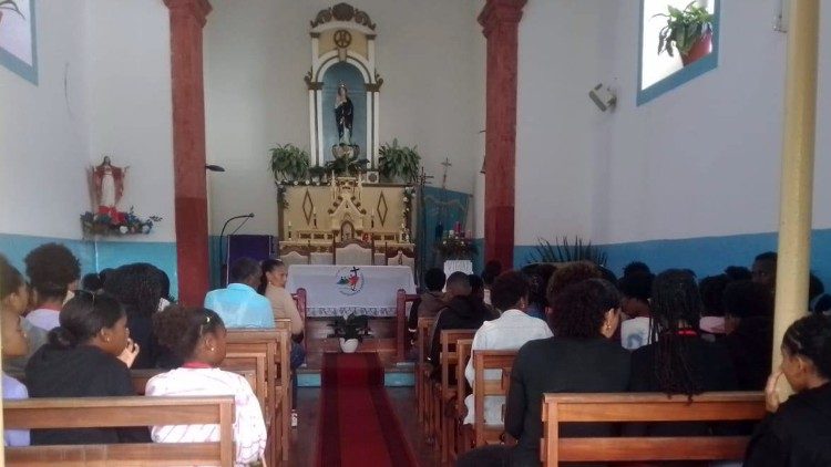 O interior do Santu&aacute;rio com a imagem da Virgem Maria