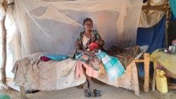 Un’abitante dei Monti Nuba col suo bambino presso l’ospedale  Madre della Misericordia, a Gidel  (foto di Marco Trovato)