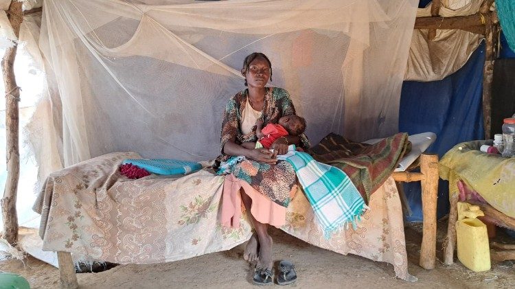 Un’abitante dei Monti Nuba col suo bambino presso l’ospedale  Madre della Misericordia, a Gidel  (foto di Marco Trovato)