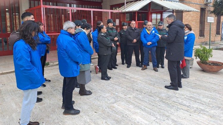 Nel cortile del carcere di Rebibbia, i pellegrini hanno pregato prima di attraversare la Porta Santa