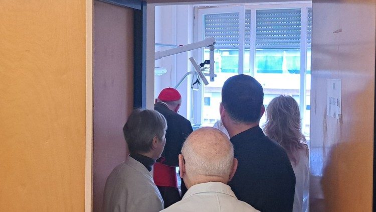 El cardenal visita el reparto de oncolog&iacute;a del centro sanitario