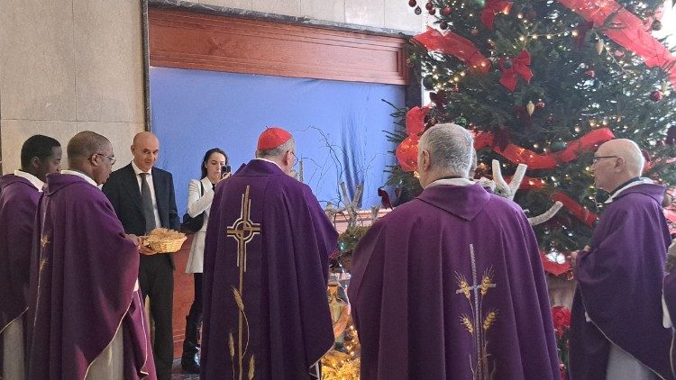 El purpurado coloca una imagen del Ni&ntilde;o Jes&uacute;s en el pesebre del instituto