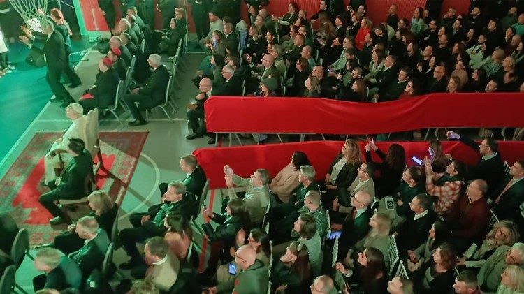 Erano circa 700 i genitori che come pubblico hanno assistito al concerto dei loro bambini insieme al Papa. 