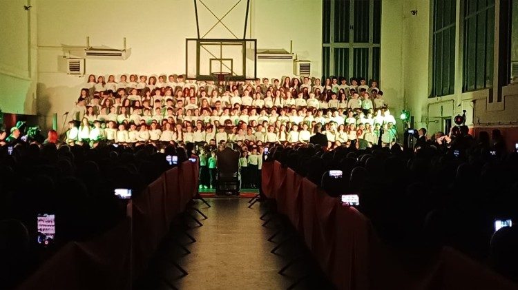 Papa je sudjelovao na božićnom koncertu učenika katoličke škole Pavla VI.