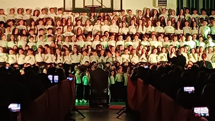 Papež poslouch&aacute; koncert ž&aacute;ků Papežsk&eacute; školy Pavla VI. v Castel Gandolfu