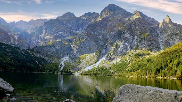 O. Piotr Kwiatek pisze, że gdy człowiek idzie z Bogiem przez życie „góra przestaje być wyrokiem, a staje się obietnicą”; na zdjęciu Morskie Oko